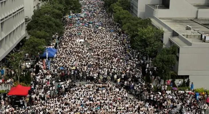 Miles de estudiantes se van a huelga en Hong Kong 