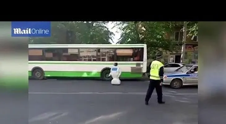 Se escapa un robot y arma un tapón de Rusia (VIDEO)