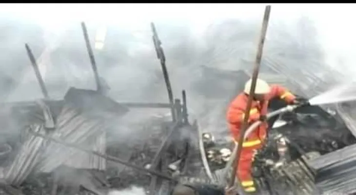 Tres personas heridas y varias casas destruidas por un incendio en Los Próceres 