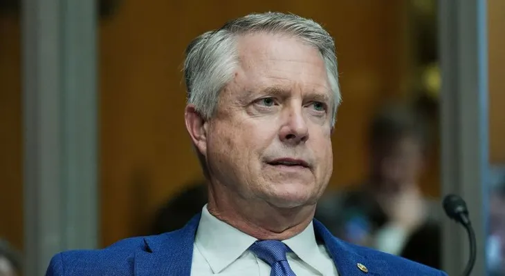 Senador Roger Marshall advirtió que el precio de la gasolina definiría las elecciones intermedias y ahora su reelección pende de un hilo