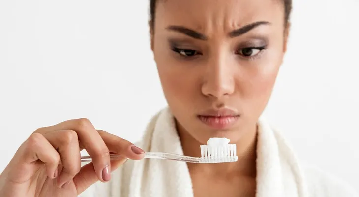 Estos son los 10 ingredientes nocivos de la pastas de dientes 
