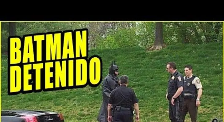 Un policía detiene a Batman en un Lamborghini