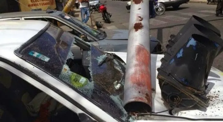 Semáforo le cae encima a carro por falta de mantenimiento