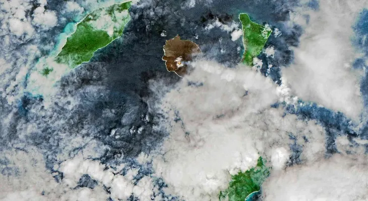Imágenes satelitales muestran cómo la ceniza del Anak Krakatau transformó la isla de Sertung en un mes
