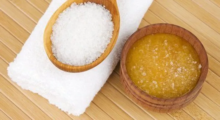 La sal para blanquear los dientes, tratar el acné, como exfoliante y darle volumen al cabello 