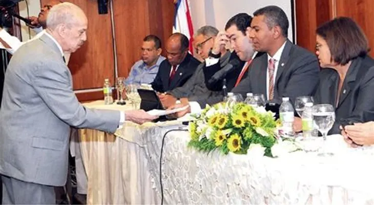 El 35% de los dominicanos piensa gobierno controla a los medios