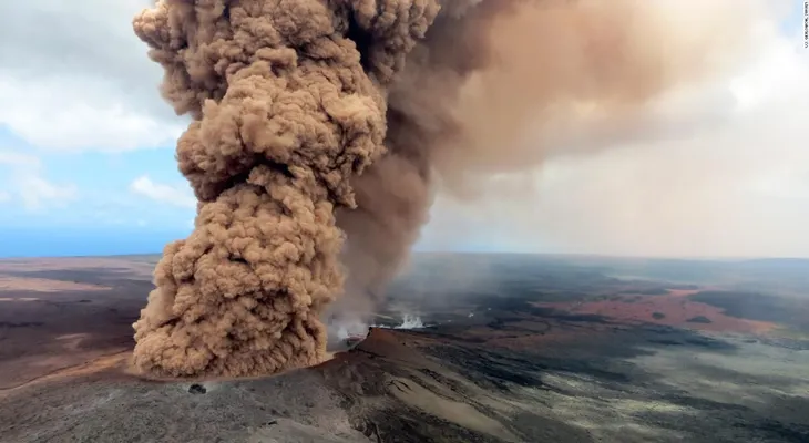 Erupción explosiva en la cima del volcán Kilauea