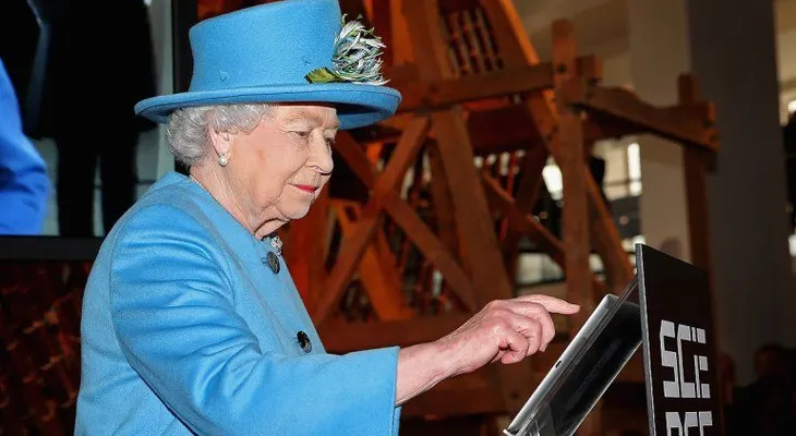 Isabel II de Inglaterra envía su primer tuit 