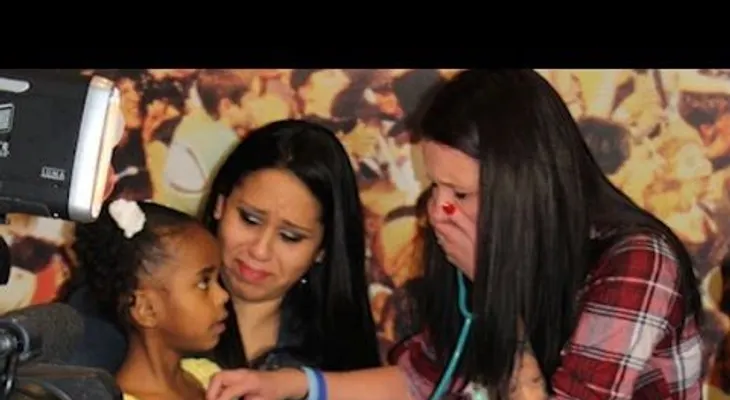 Una niña le pide apretar la barriga de un osito...No puede contener las lágrimas (VIDEO)