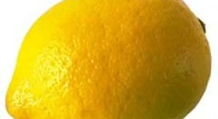 Mira como puedes prender una fogata con un limón... 
