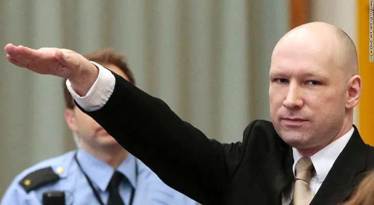 El ultraderechista noruego Anders Breivik hace el saludo nazi en juicio
