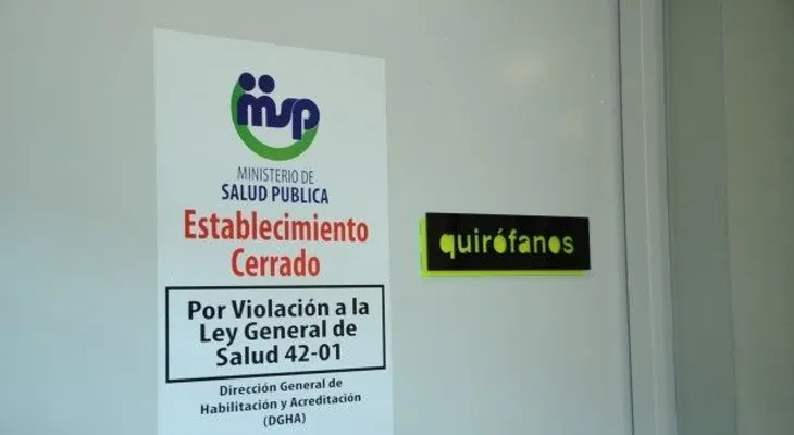 Clausuran quirófanos clínica de cirugía plástica de Edgar Contreras