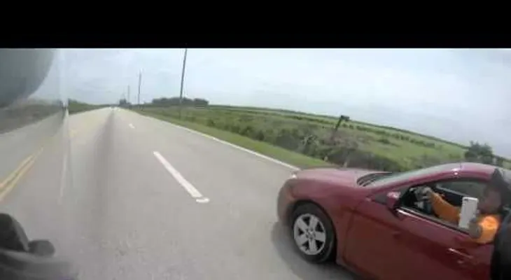 Arranque de rabia: Un conductor furioso juega al gato y al ratón con motociclista a 144 km/h