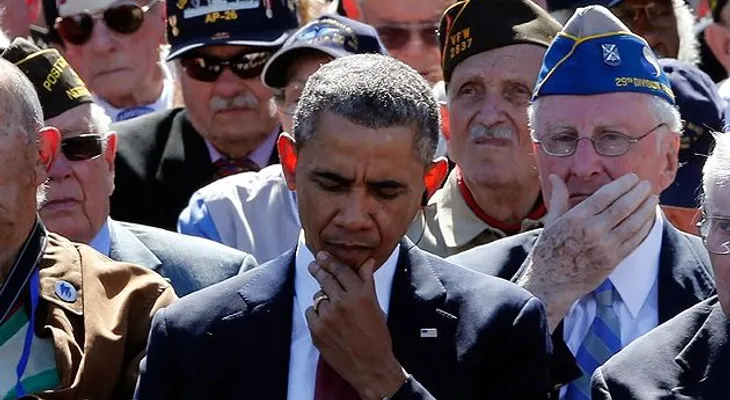 "Repugnante": Obama enfurece a Internet por masticar chicle en el Día D 