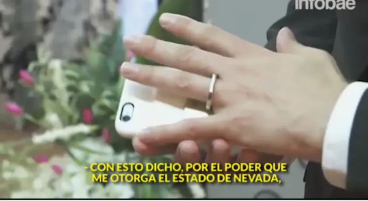 Se casa con su Smartphone, en una extravagante ceremonia 