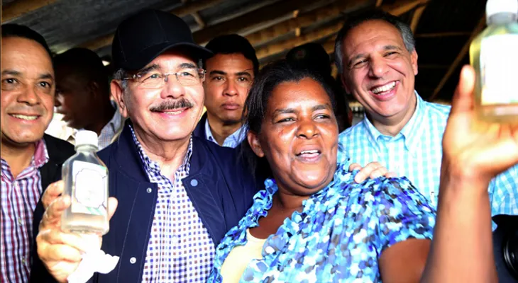 Medina en su visita sorpresa 162, promete financiamiento a productoras de aceite de cocó en Samaná