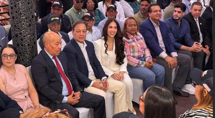 Abel Martínez juramenta equipo en Manhattan rumbo al 2028
