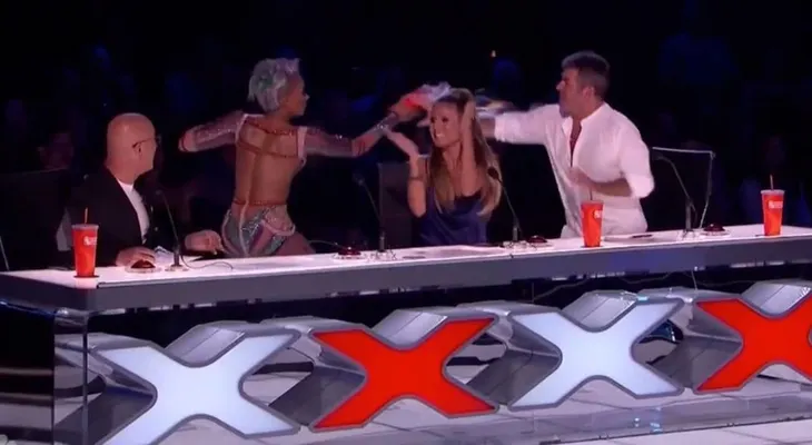 Escándalo en America's Got Talent: la ex Spice Girl Mel B le tiró un vaso de agua a Simon Cowel tras insulto