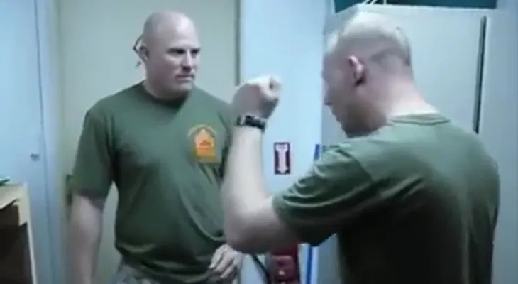 Le mostró a otro marine cómo era el "golpe secreto al cuello", como si fuera Kill Bill, y lo noqueó