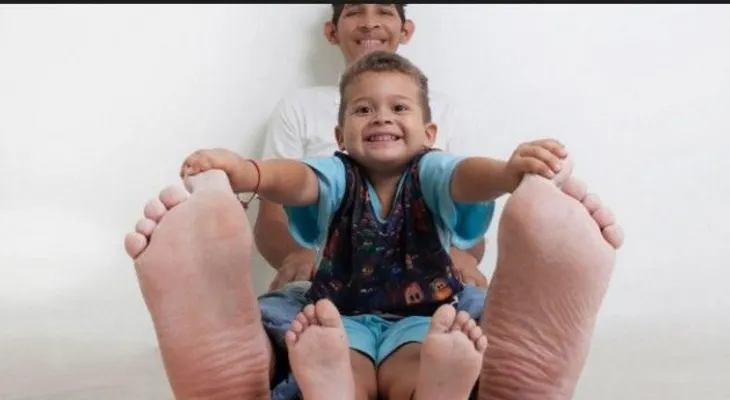 Le regalan cuatro pares de zapatos al hombre con los pies más largos del mundo