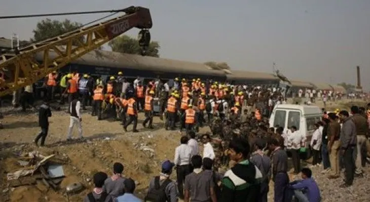 Al menos 115 personas mueren en India tras descarrilarse un tren 
