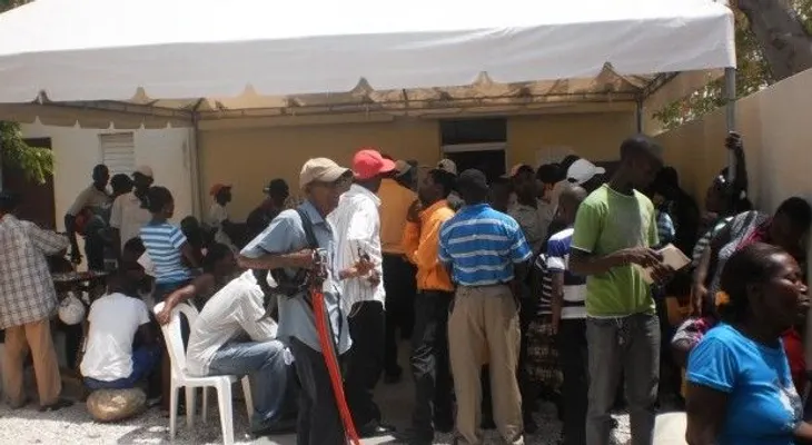 Haitianos abarrotan Gobernación de Barahona para Plan de Regularización