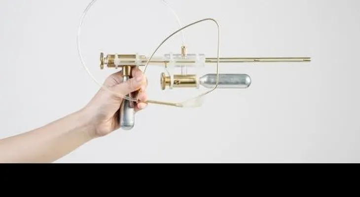 Diseñan una pistola que dispara tus lágrimas