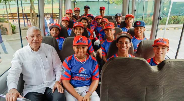 Academia La Javilla recibe autobús de parte presidente Abinader