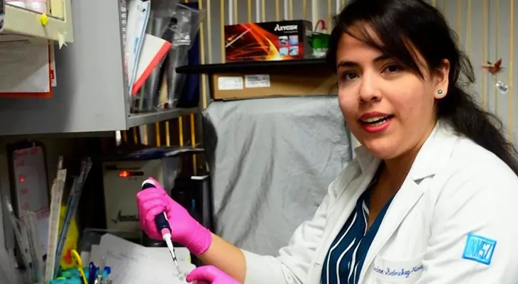 Joven mexicana desarrolla método para detectar daño renal sin necesidad de biopsia