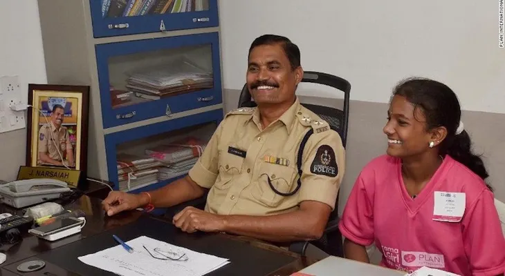 Conoce a la niña de 13 años que tomó el control de una estación de policía en la India