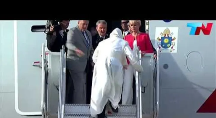 El papa rechaza ayuda cuando tropieza subiendo escalinatas avión en EE.UU (VIDEO)