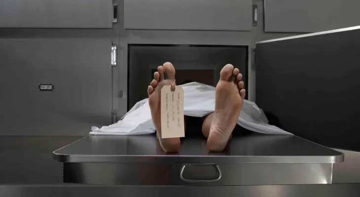 Un muerto despierta en la morgue y regresa a la fiesta donde había bebido hasta "morir"
