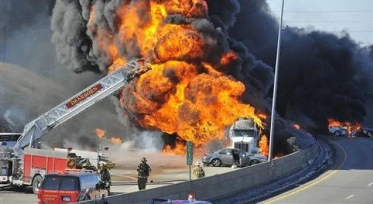 EEUU: Camión cisterna en llamas provoca cierre de autopista