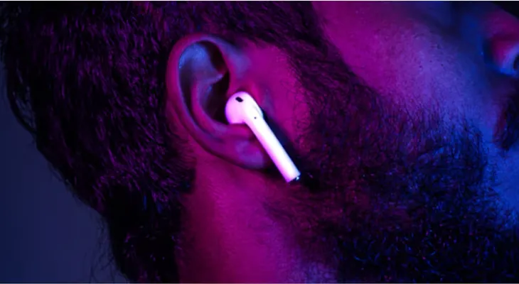 Experto en longevidad aclara dudas sobre el uso de auriculares Bluetooth