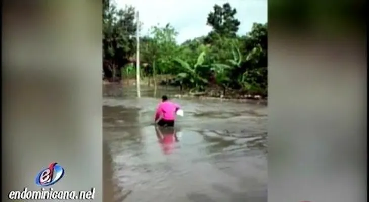 Una mujer se salva "a chepa" cruzando río en Moca