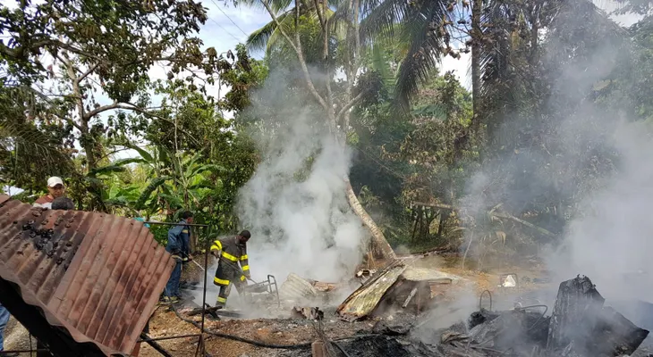 Incendio reduce casa a cenizas en comunidad de Sánchez