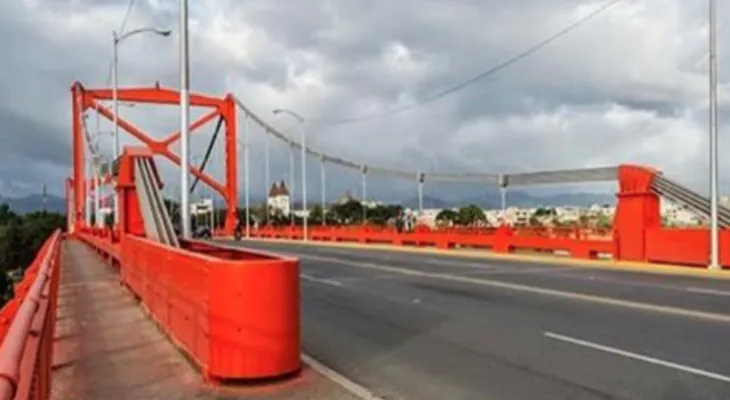 Hombre se lanza de puente Patiño..y sobrevive