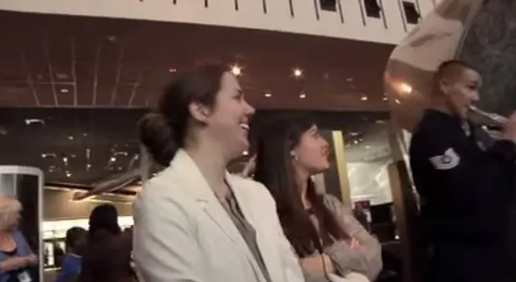 Esta mujer tiene un secreto debajo de su abrigo (Video)