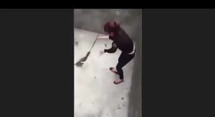 Una joven corre en círculos perseguida por una rata gigante