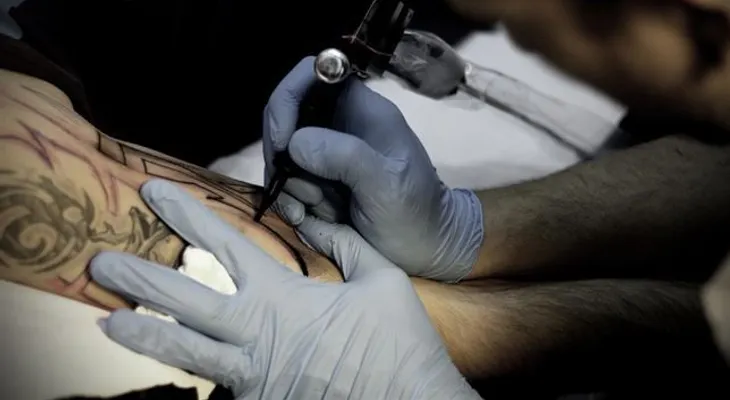 Exigen inspecciones para identificar tintas o agujas de tatuaje contaminadas