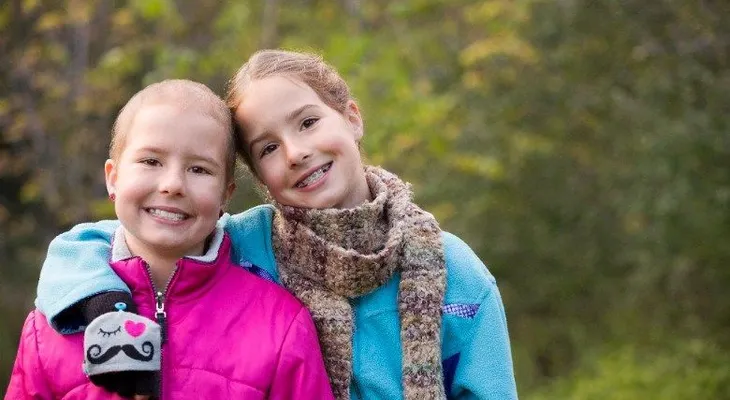 Gemelas de 10 años luchan juntas contra la leucemia