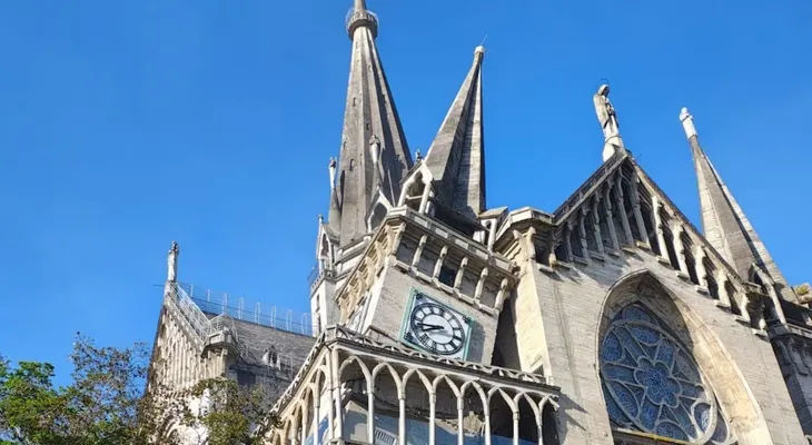 Fuerte sismo derriba una torre de la Catedral de Manizales; sacerdote se aferra a una columna en plena misa