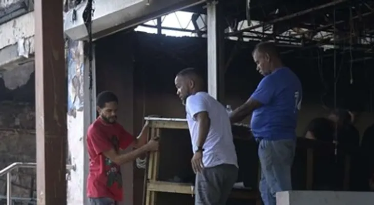 Incendio frente a la UASD destruye apartamentos y negocios; decenas de familias evacuadas