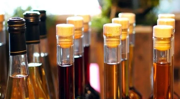 Mueren 44 personas en Irán por tomar alcohol pensando que mejorarían de coronavirus