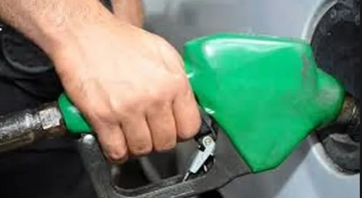 Disponen una nueva rebaja en precios combustibles
