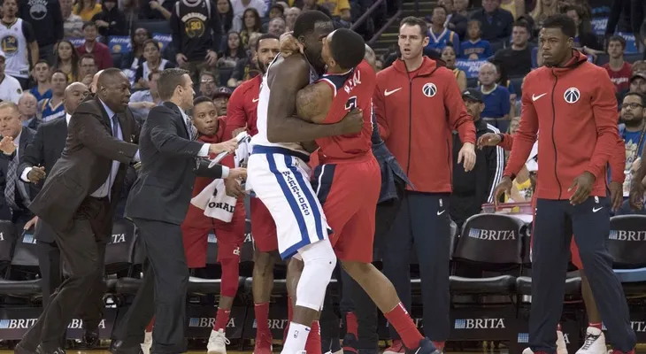 NBA: la feroz pelea en Warriors-Wizards y cómo Curry ridiculizó a un rival