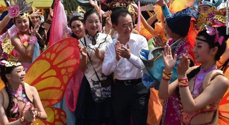 El hombre más rico de China va por el mercado de Disney