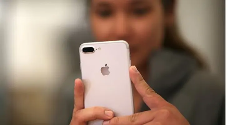 Una "chapiadora" consiguió que 20 novios le regalaran 20 iPhones, lo vendió y se compró una casa 