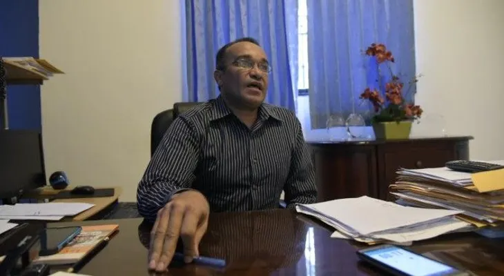 Investigan profesor por alegado abuso sexual contra 13 menores en escuela de Salcedo