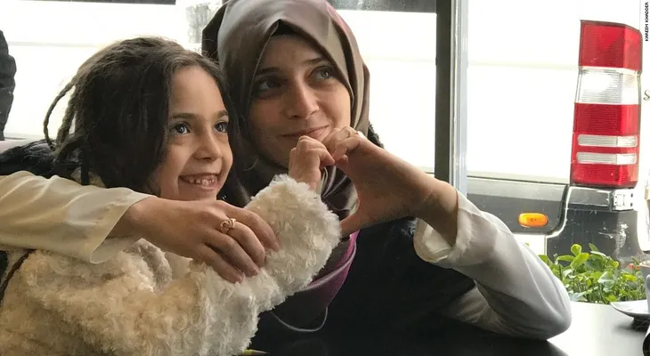 "Aquí no hay bombardeos y puedo jugar": así es la nueva vida de Bana, la niña tuitera de Aleppo